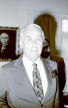 Negativo de Rodrigo Madrigal Nieto, Ministro de relaciónes Exteriores, en su visita al Archivo Na...