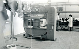 Fotografías del Centro de Tecnología en Cuero de la Universidad de Costa Rica. Se observan el equ...