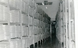 Fotografía de estantería con documentos en algúnos depósitos del Archivo Nacional San José