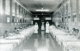 Fotografía con la imagen de la sala de niños de ambos sexos del Hospital San Juan de Dios. Aparec...