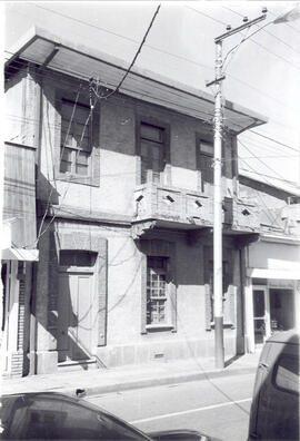 Fotografía de una casa de habitación situada en la avenida central y 2, calle 11. San José