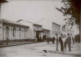 Fotografía del Hospital San Juan de Dios. Vista de la esquina suroeste del Parque La Merced. Fina...