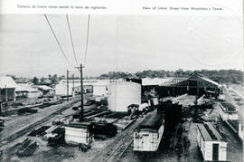 Fotografía del patio de la estación del ferrocarril en Limón. Se observa a la derecha del tanque ...