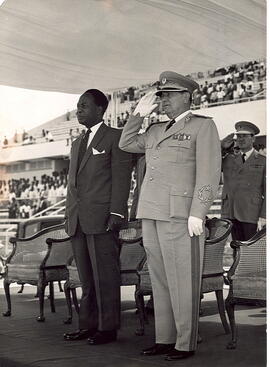 Fotografía del Presidente de Yugoslavia Joséph Tito, posa en el Estadio de Aca, capital de Ghana,...