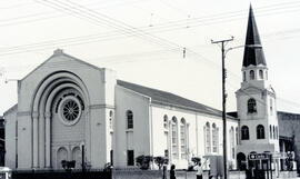 Fotografía de las fachadas de la primera iglesia Bautista, en calle 8, avenida 12, esquina surest...