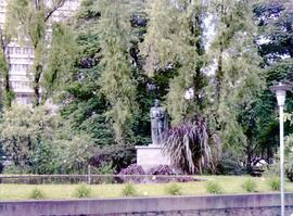 Fotografías del monumento a Juan Vasquez de Coronado en el Parque España. San José, Costa Rica