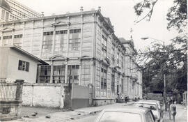 Fotografía del edificio metálico, sede de las escuelas 07ia Lang y Buenaventura Corrales, situado...