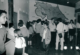 Fotografía de los niños de la Escuela Rogelio Fernández Güell, en el Museo Nacional San José