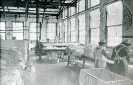 Fotografía con la imagen del tallaer de lavandería del Hospital San Juan de Dios, y parte del per...