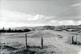 Fotografías de una vista de la pista de aterrizaje y camino de acceso al Aeropuerto de Pérez Zele...