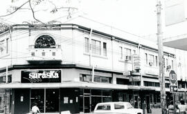 Fotografía del edificio donde se alojan los locales: Suraska y la Agencia de Viajes Turinsa, aven...