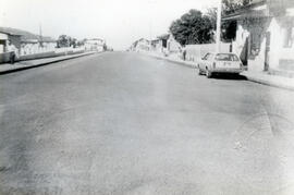Fotografía panorámica de la carretera principal asfaltada de la ciudad de Tilarán. Se observan al...