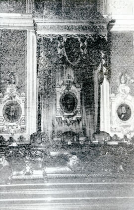 Fotografía del sitial y mesa que utiliza el directorio de la Asamblea Legislativa, para sesionar....