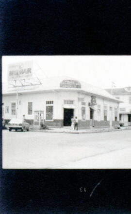 Contacto del edificio de la Farmacia Plaza, toma frontal. Situada en calle 9, avenida 4-6. San Jo...