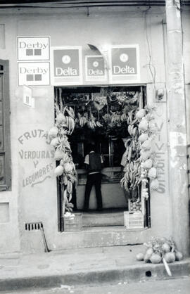 Fotografía del abastecedor La Dolorosa contiguo a Bar La Giralda, acera sur en calle central y av...