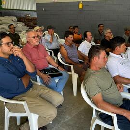 Fotografías de la reunión del Ministro de Agricultura y Ganadería, Víctor Julio Carvajal Porras, ...