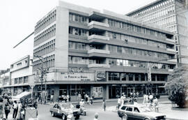Fotografía del edificio del Cine Rex, situado en la esquina sureste del Parque Central, entre ave...