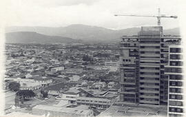 Fotografía panorámica del Sur-Este de la Ciudad San José Se ibserva el nuevo edificio de la Caja ...
