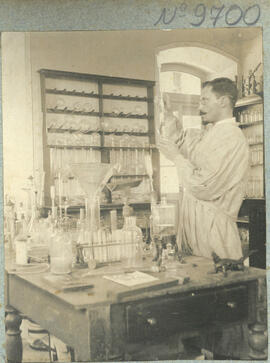 Fotografías en albun del laboratorio del Liceo de Costa Rica y/o Liceo Superior de Señoritas. Se ...