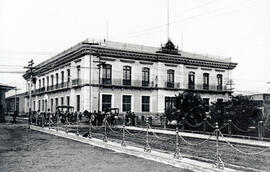 Fotografía del edificio del Banco de Costa Rica en 1909. Se observan las calles cercanas a él y e...