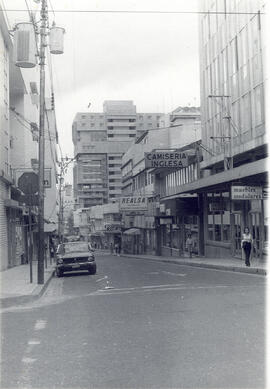 Fotografía del edificio de la Caja Costarricense de Seguro Social, tomada desde avenida primera. ...