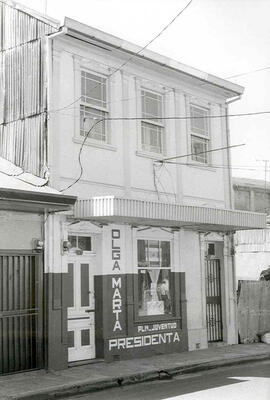 Fotografías de edificaciones ocupadas en localidades comerciales y casas de habitación situadas e...