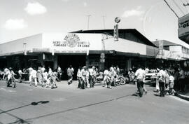 Fotografías con imágenes del edificio del Mercado Central, fundado en 1880, en su esquina sureste...