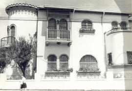 Fotografía de residencia de estilo español antiguo, ubicada en el Paseo Colón y calle 24. San José