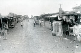 Fotografía panorámica de las ventas en Sixaola. Se observan algunos ranchos construidos por los v...