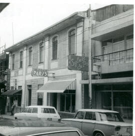 Fotografía del edificio del Bazar París, situado en avenidas 0 y 1, calle 5, acera oeste. San José