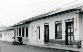 Fotografía de casas de habitación construidas con bahareque, situadas en el Barrio Condega de Lib...