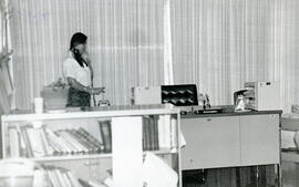 Fotografía del Departamento Documental del Archivo Nacional, en ella se ve a la funcionaria Roxan...