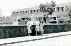 Fotografía de la visita hecha por el Doctor Aurelio Tanodi, en compañía de la Directora, Subdirec...