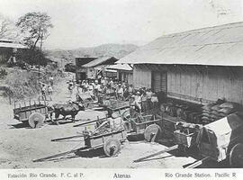 Fotografía de la estación del Ferrocarril al Pacífico en Río Grande. Se observan carretas, carrom...