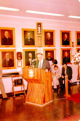 Fotografía de la inauguración de la exposición del Acta de Independencia en el Salón de Expreside...