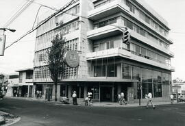 Fotografía vista de las Oficinas del Instituto de Acueductos y Alcantarillados. Calle 9, Avenida ...