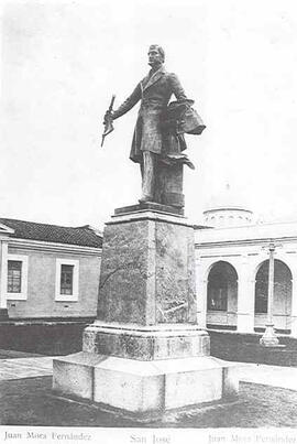 Fotografía del monumento con figura esculpida de Juan Rafael Mora Fernández, ubicado en la plaza ...