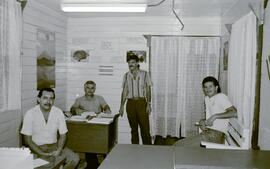 Negativo con la imagen de un grupo de personas que trabajan en la sección Archivo y Correspondenc...