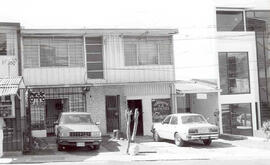 Fotografías de edificios donde se ubican el Hotel Troy s la jardinería la Artística y la Sala de ...