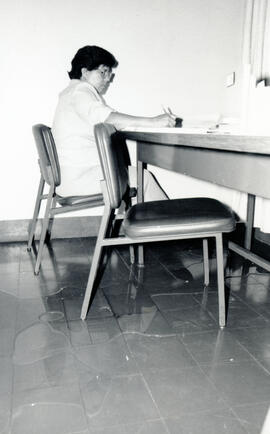 Fotografía de una investigadora en el Archivo Nacional . San José