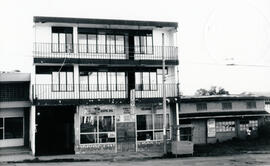 Fotografía de los edificios que albergan Vidrios San Isidro S.A. y los consultorios del Cirujano ...