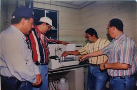 Fotografías de un grupo de personas apreciando muestras de laboratorio