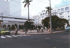 Fotografía con la imagen del parque del Hotel Costa Rica, tomada desde la esquina diagonal sur, a...