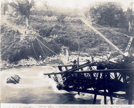 Fotografía del puente sobre el río Guayacán, después de ser arrasado por una fuerte correntada, a...