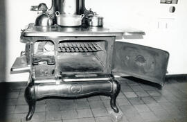 Fotografía de una cocina tradicional antigua con su respectivo horno y utensilios. Se desconoce e...