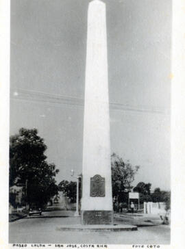 Fotografía con la imagen del obelisco en homenaje a Cristóbal Colón, situado en avenida central, ...
