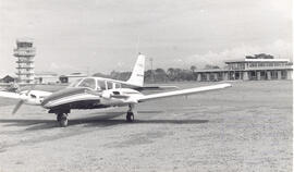 Fotografía de una avioneta en la pista del Aeropuerto Tobías Bolaños en Pavas San José