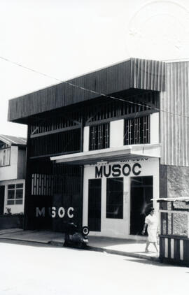 Fotografías del costado norte y sur del edificio de la terminal de buses MUSOC, situada en el can...