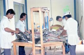 Negativos que muestra a los estudiantes de la carrera de Utilización de Recursos Marinos del Cole...