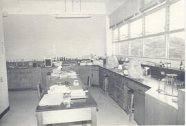 Fotografía con la imagen del laboratorio de Helmintología de la Facultad de Microbiología de la U...